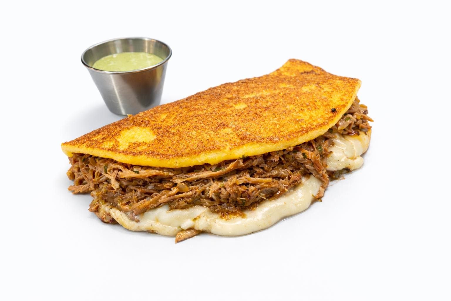 Cachapa venezolana con carne mechada de Fogón Criollo