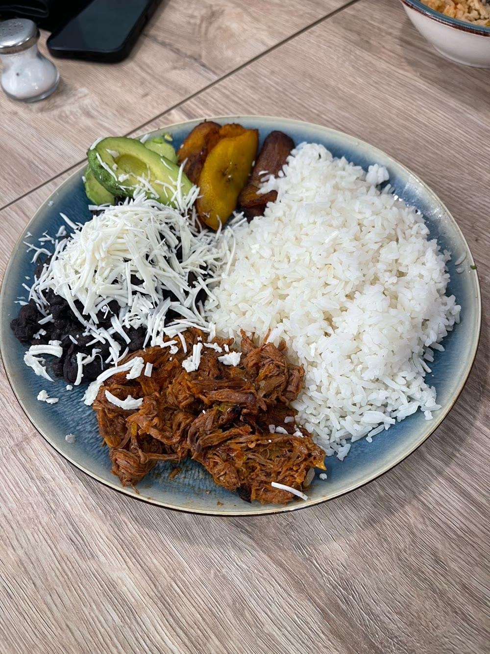 Pabellón Criollo amb alvocat en Fogón Criollo