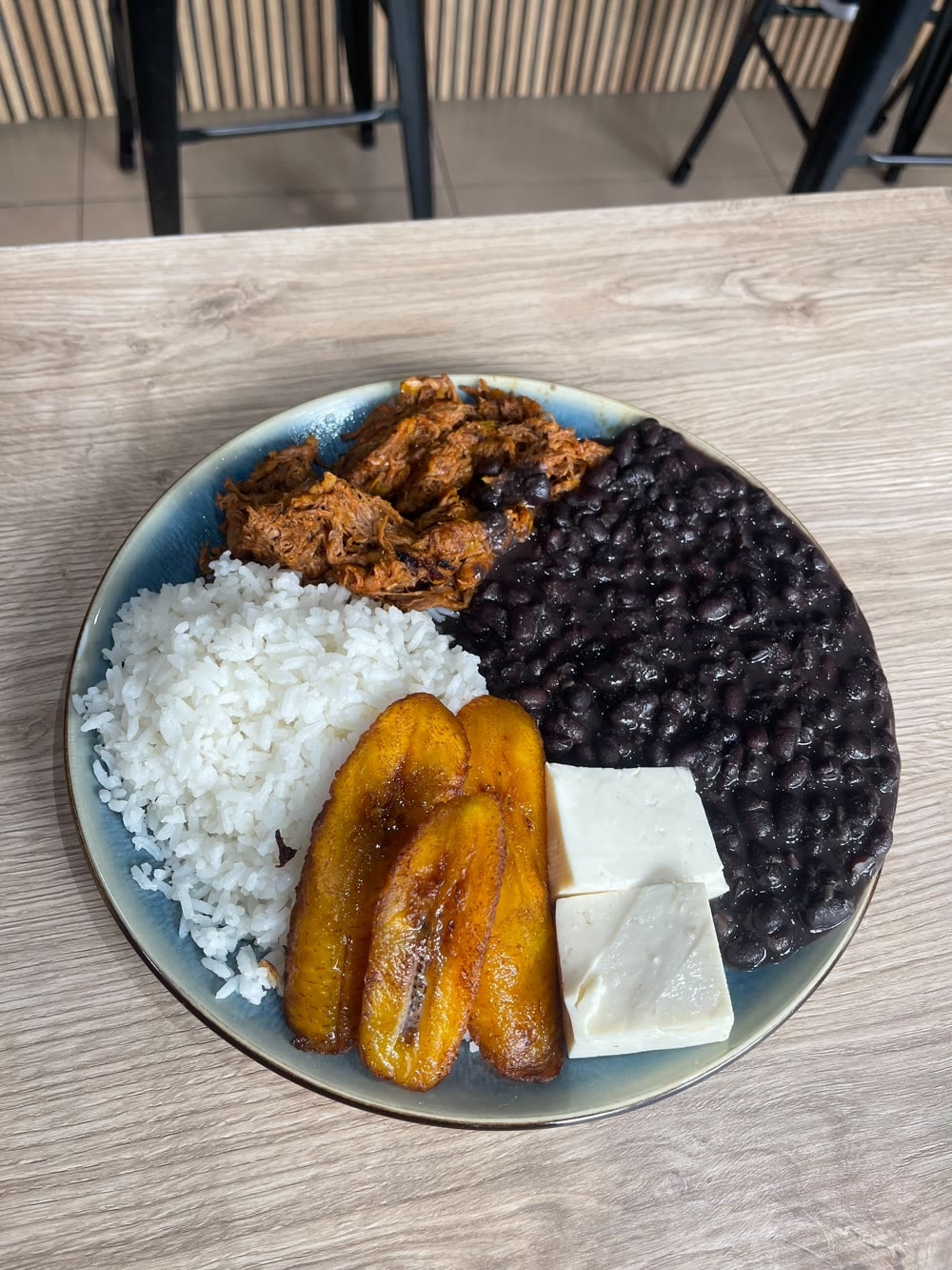 Pabellón Criollo — arroz, caraotas, carne mechada, plátano y queso blanco