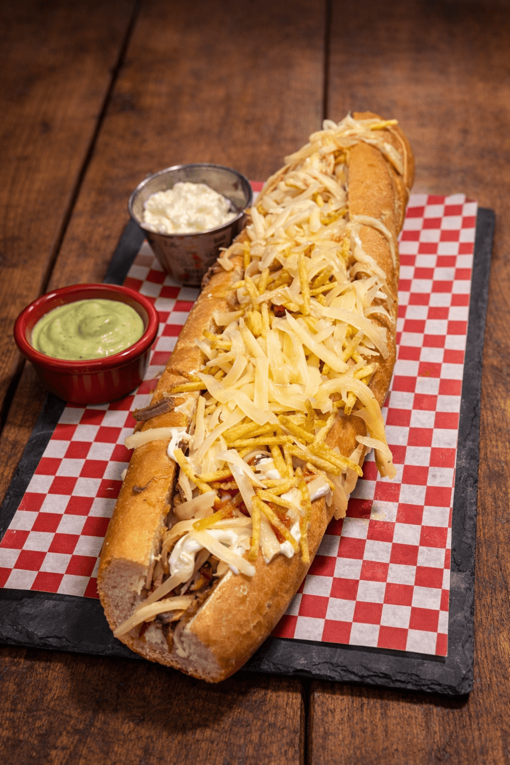 Pepito Fogón Brutal — pan especial con ternera, patatas, queso Édam y guasacaca